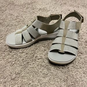 Gray & Tan Clark’s Sandals - size 8